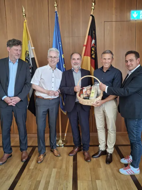 Dr. Hans-Günther Clev (Mitte) wird nach mehr als 15 Jahren als Leitender Planer der Planungsgemeinschaft Westpfalz in den Ruhestand verabschiedet | Foto: Kreisverwaltung KL/gratis
