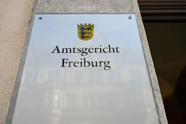 Das Amtsgericht Freiburg hat einen Exhibitionisten im beschleunigten Verfahren verurteilt. (Symbolbild) | Foto: Katharina Kausche/dpa