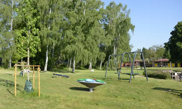 Drehspielgeräte und Schaukel | Foto: Förderverein Schwimmbad