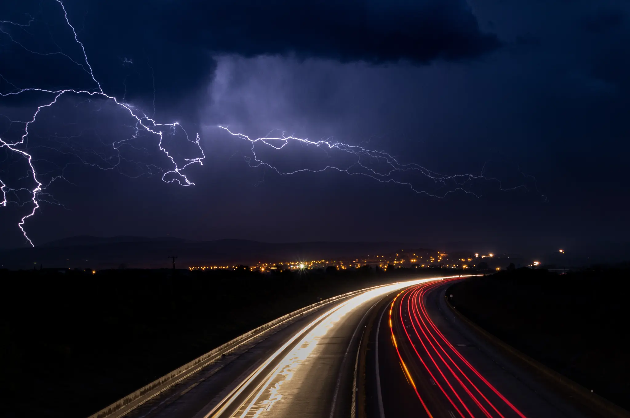 Sommergewitter-im-Auto-So-sinkt-das-Risiko-bei-Starkregen-und-Sturm