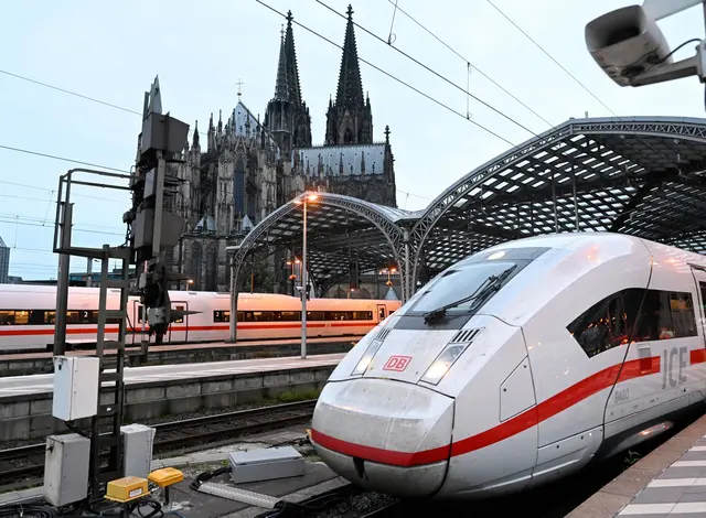 Die Züge der Deutschen Bahn werden aktuell an den Bahnhöfen zurückgehalten. (Symbolbild) | Foto: Roberto Pfeil/dpa