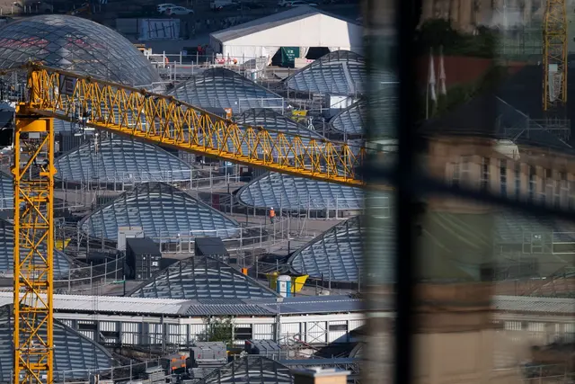 Der neue Stuttgarter Hauptbahnhof bleibt noch einige weitere Jahre eine Baustelle.  | Foto: Marijan Murat/dpa