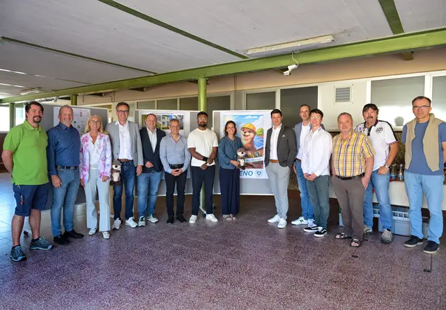 Vertreter der Kommunalpolitik, der Stadtwerke Speyer, der Verbandsgemeinde Rheinauen, des rheinland-pfälzischen Wirtschaftsministeriums sowie des Handwerks haben zum Erfolg des Energieverbund-Projekts beigetragen
 | Foto: Klaus Landry