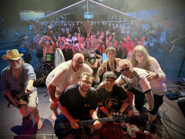 Band und Besucher feiern beim Freibad-Open-Air im Waldwarmfreibad Miesau vor gut gefülltem Festgelände