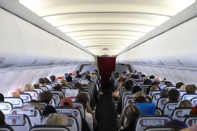 Bloßes Unwohlsein, Kreislaufbeschwerden oder Kopfschmerzen reichen rechtlich nicht aus, um bei einer überhitzten Kabine Anspruch auf Schmerzensgeld gegenüber der Airline geltend machen zu können.  | Foto: dpa