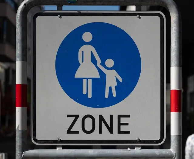 In Wohnquartieren und verkehrsberuhigten Bereichen will Karlsruhe in den Sommermonaten genauer kontrollieren, damit Schrittgeschwindigkeit und Rücksicht eingehalten werden. | Foto: Stadt Karlsruhe, Monika Müller-Gmelin