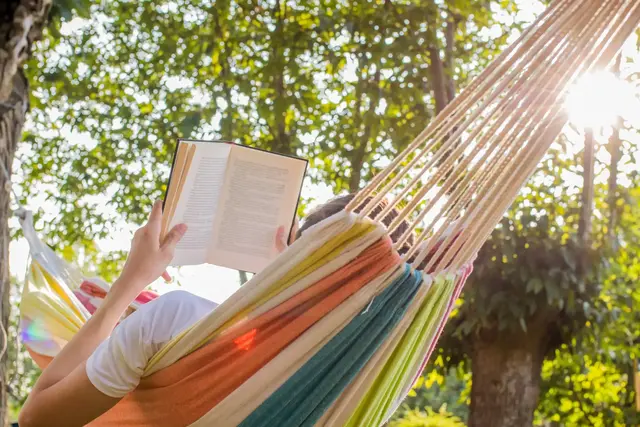 Noch kein Buch für den Koffer? Von packenden Thrillern bis zu sommerlichen Romanzen zeigen wir dir unsere Must-reads für den Urlaub  | Foto: carballo/stock.adobe.com