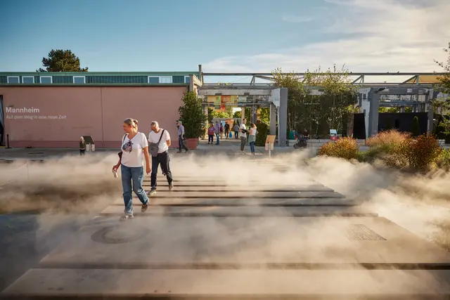 Viele Menschen sind unterwegs im Spinelli-Park. Die U-Halle soll dort künftig wieder ein fester Anlaufpunkt für Ausstellungen und Gastronomie werden. | Foto: BUGA 23/ Lukac-Diehl