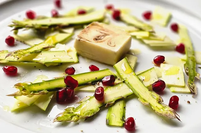 Das Eiswürfel-Dressing sollte mindestens 5 Stunden bei -18 Grad durchfrieren - also am besten am Vortag zubereiten.  (zu dpa: ««Nero e Crema»: Eiswürfel-Dressing mit Balsamico») | Foto: dpa