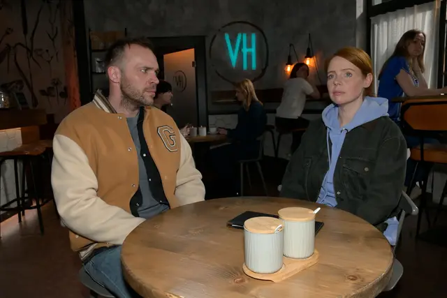 Erik (Patrick Heinrich) sitzt Toni (Olivia Marei) in einem Café gegenüber. Nachdem Erik seine Liebe zu Matilda gestanden hat, geraten die Gefühle zwischen den Beteiligten zunehmend außer Kontrolle. Foto: RTL / Rolf Baumgartner