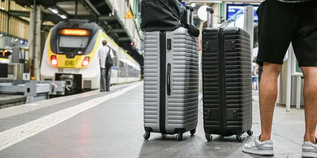 Nach der Bahnstörung rollt der Bahnverkehr auch in Baden-Württemberg wieder.  | Foto: Jason Tschepljakow/dpa