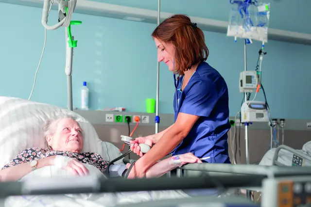 Hitze kann älteren Menschen gefährlich werden, besonders bei gesundheitlichen Vorbelastungen wie Herz-Kreislauf-Erkrankungen. Pflegekraft Xhemadie Bytyqi misst den  Blutdruck bei einer Patientin.  | Foto: Sankt Vincentius Krankenhaus 