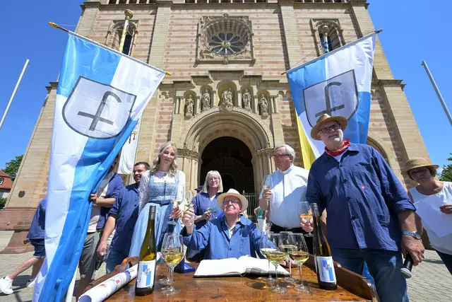 Die traditionelle Weinzehntübergabe vor dem Speyerer Dom geriet wieder zu einem kleinen Sommerfest mit vielen spontanen Gästen | Foto: Bistum Speyer/Klaus Landry