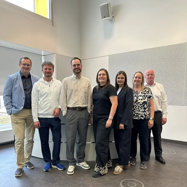 v.l.n.r.: Dr. Ulf Niwa und Dr. Jonas Fröhlich (Fachärzte für Allgemeinmedizin), Dr. Florian Friedrich (Arzt in Weiterbildung), Susann Renger (Referentin KV-Aufgaben/Sonderaufgaben), Janina Constantz (Ressortleiterin KV-Aufgaben/Sonderaufgaben), Charlotte Hoffmann (Koordinatorin Weiterbildungsverbund) und Frank Laumen (Leiter Medizinische Versorgungszentren Kaiserslautern und Kusel) | Foto: KV RLP/gratis