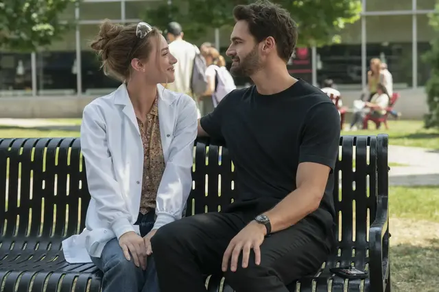 Lili Reinhart und Tom Bateman spielen die Hauptrollen in The Love Hypothesis | Foto: Amazon Content Services LLC