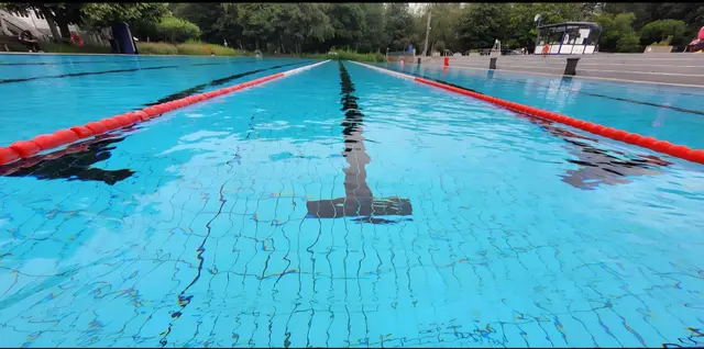 Ein Streit zwischen zwei Jugendlichen hat am Dienstagabend in einem Freibad in Kaiserslautern einen Polizeieinsatz ausgelöst | Foto: Sven Weilemann/gratis