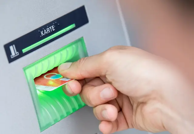 Verbraucherschützer empfehlen, lediglich eine Notreserve von etwa drei Nettomonatsgehältern liquide zu halten und den Rest zum Beispiel auf ein Tagesgeldkonto zu verschieben.  | Foto: dpa