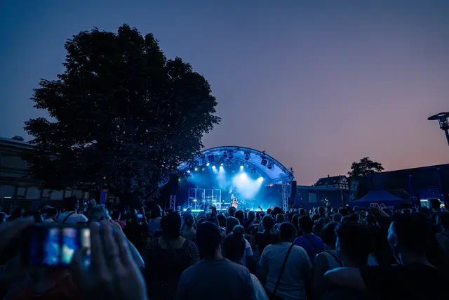 Einzigartige Atmosphäre zur blauen Stunde im Innenhof der Kammgarn | Foto: André Gmür/gratis
