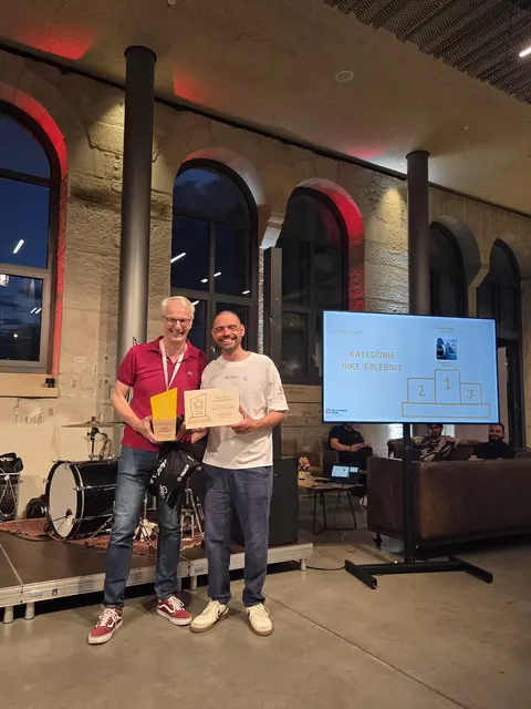 Stephan Marx (links), Geschäftsführer des Mountainbikeparks Pfälzerwald, und Nico Graaff vom Mountainbikeforum Deutschland bei der Preisübergabe | Foto: Karin Hünerfauth/gratis