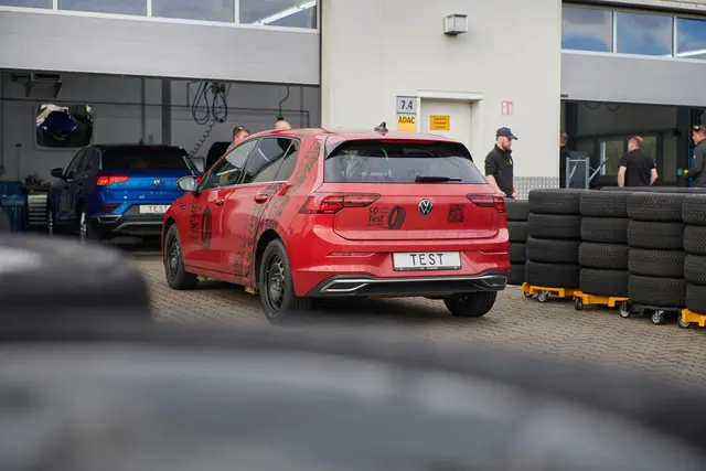 Der ADAC hat 16 Ganzjahresreifen getestet. Nur ein Modell schneidet mit «gut» ab.  | Foto: dpa