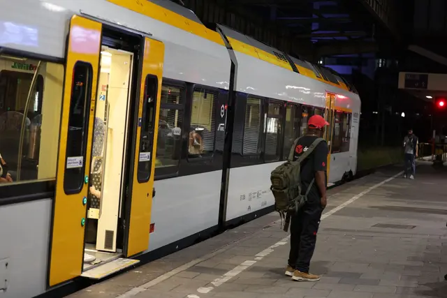 Erste Züge der Deutschen Bahn sind laut Berichten von dpa-Reportern wieder unterwegs. | Foto: Christoph Reichwein/dpa
