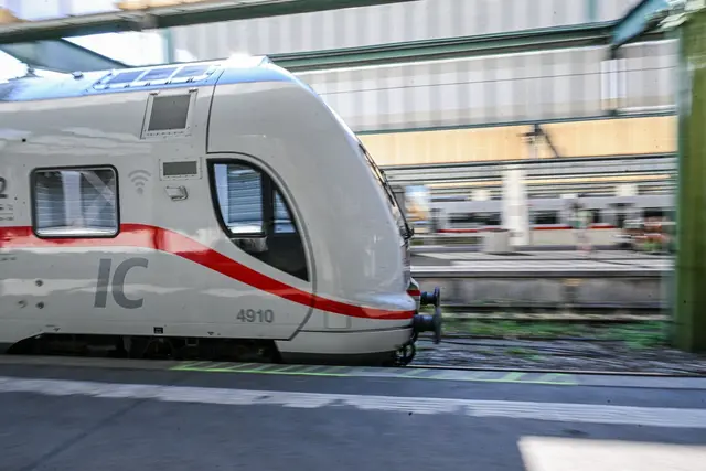 Die Störung im Bahnverkehr konnte gegen 0.30 Uhr behoben werden. Seither rollen die Züge wieder. | Foto: Jason Tschepljakow/dpa