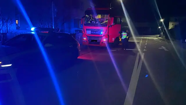 Bei einer Kontrolle des Nachtfahrverbots auf der B10 bei Landau stoppte die Polizei einen unberechtigt fahrenden Lkw | Foto: Polizeidirektion Landau