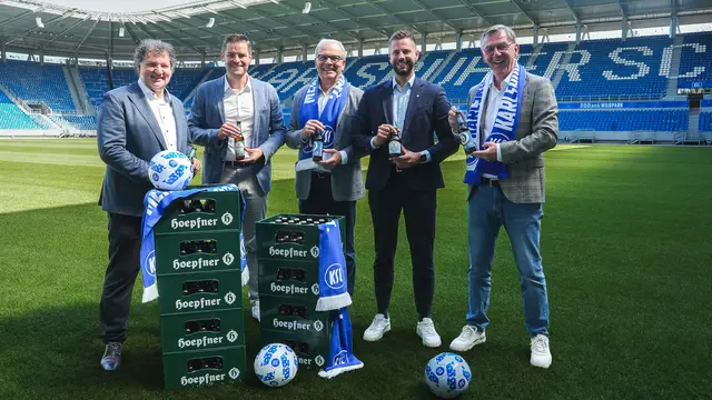 Zurück im Wildpark (v.l.): Dietmar Krämer (Business Development Manager "Hoepfner"), Michael Becker (Sprecher der Geschäftsführung KSC), Dirk Steinebach (Geschäftsführer "Hoepfner"), Maximilian Steinhart (Direktor B2B &amp; Events KSC), Markus Gruhl (Vertriebsdirektor "Hoepfner") | Foto: KSC