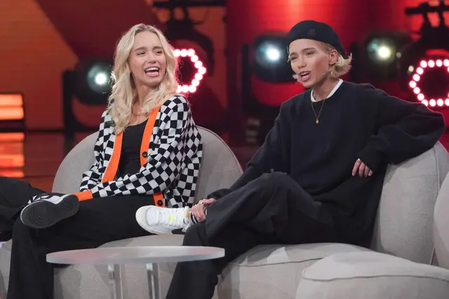 Die Influencerin Lisa Mantler (links), hier gemeinsam mit ihrer Schwester Lena, erwartet ihr zweites Kind. (Archivbild) | Foto: Jörg Carstensen/dpa