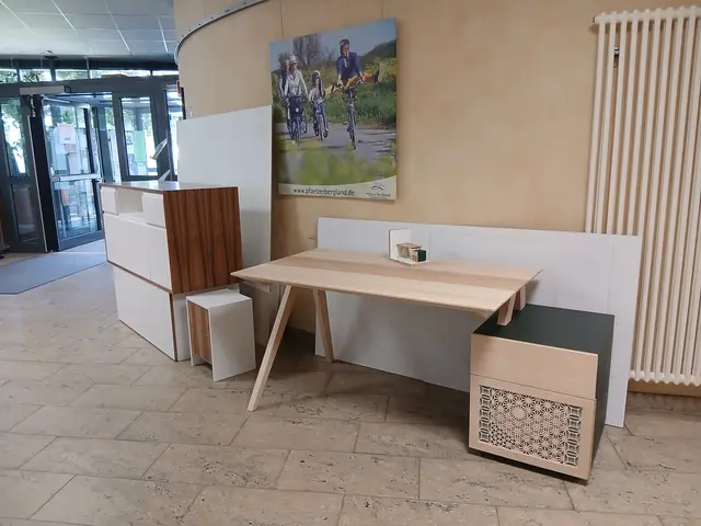 Komplett aus Holz gefertigt wurde diese Schreibtisch mit Unterschrank | Foto: Anja Stemler