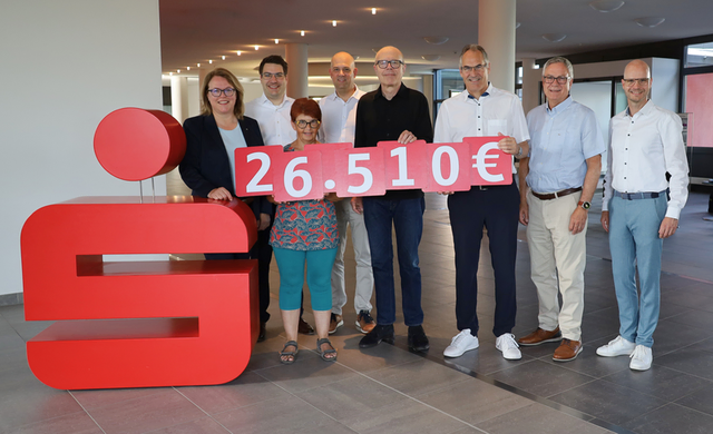 Bei einer Siegerehrung stehen Schulen, Vereine und Engagierte aus der Region im Mittelpunkt, die das Sportabzeichen möglich machen.  | Foto: Sparkasse