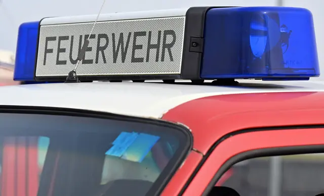 Die Feuerwehr konnte ein Übergreifen der Flammen auf andere Gebäude verhindern. (Symbolbild) | Foto: Martin Schutt/dpa-Zentralbild/dpa