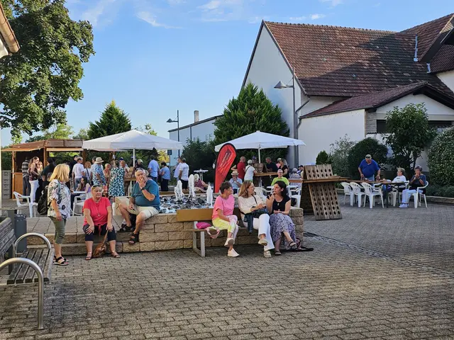 Plätze, Brunnen und Weingüter werden an vielen Orten in der Pfalz am Wochenende wieder zu Treffpunkten | Foto: Eva Bender