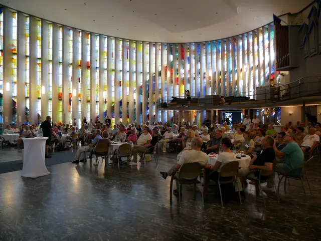 Auch die sommerlichen Temperaturen hielten die Menschen nicht ab: Zur Projekt-Revue in der Michaelskirche kamen mehr als 150 Teilnehmende. | Foto: T. Buff, Bürogemeinschaft Sippel | Buff