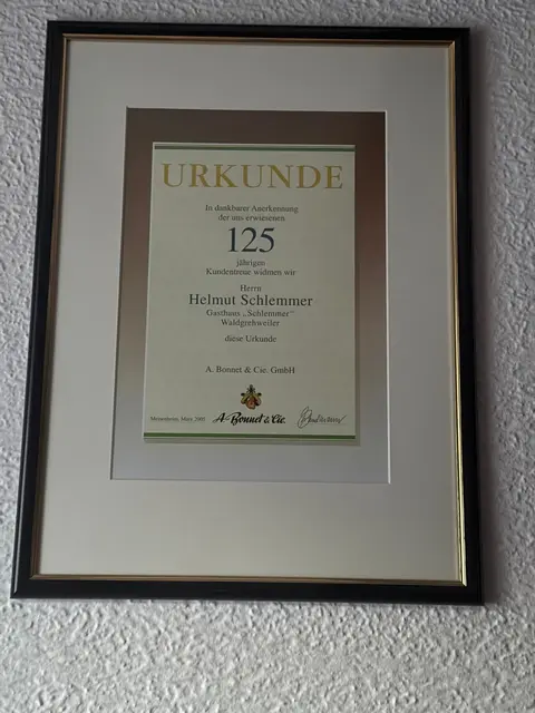 Urkunde für 125 Jahre Geschäftsbeziehungen von der früheren Brauerei Bonnet &amp;Cie, Meisenheim an Helmut Schlemmer, Gasthaus Schlemmer Waldgrehweiler aus dem Jahr 2005  | Foto: Arno Mohr 