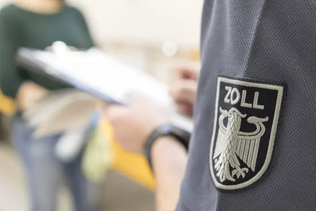 Bei einer Zollkontrolle in einem Nagelstudio in Mannheim stießen Einsatzkräfte auf mehrere Personen, die dort illegal gearbeitet haben sollen. Nun wurde die Inhaberin wegen gewerbsmäßigen Einschleusens zu einer Bewährungsstrafe verurteilt. | Foto: Hauptzollamt Karlsruhe