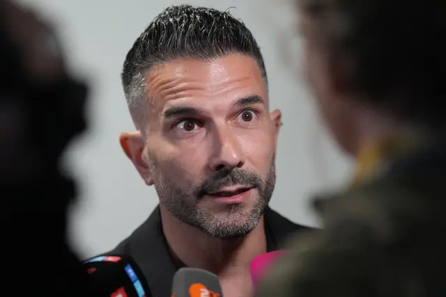 Marc Terenzi beantwortet die Fragen der Medienvertreterinnen und Medienvertreter zum Prozess wegen Körperverletzung vor dem Sitzungssaal im Amtsgericht St. Georg. Der Sänger Terenzi wendet sich gegen einen Strafbefehl über 75 Tagessätze wegen vorsätzlicher Körperverletzung. Terenzi soll am 22.08.2023 unter Alkoholeinfluss stehend in einem Hotel in St. Georg seine damalige Verlobte «geschlagen und über den Fußboden durch das Hotelzimmer gezerrt haben». Die Geschädigte habe Schürfwunden an Ellenbogen und Knien erlitten sowie einen abgerissenen Fingernagel. (zu dpa: «Marc Terenzi plant Entschuldigungslied - Tochter wütend») | Foto: dpa