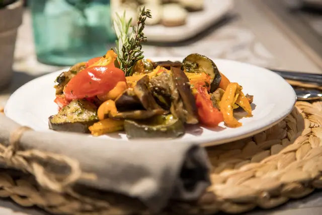 Gewürze, Kräuter und Olivenöl gehören zum Antipasti-Gemüse dazu. Aber zu viel kann das Aroma beeinträchtigen. (zu dpa: «Was kann bei der Zubereitung von Antipasti schieflaufen?») | Foto: dpa