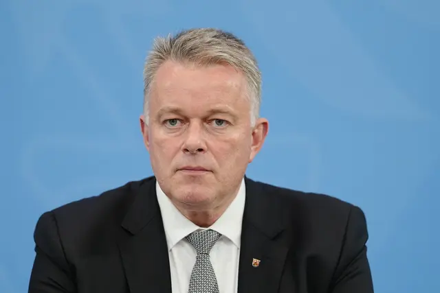 Bund und Länder würden ihrer Verantwortung gerecht, sagt Schnieder.  | Foto: Kay Nietfeld/dpa