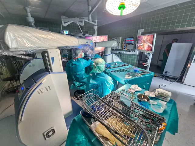 Die Roboterarme tragen die Instrumente, mit denen nun auch urologisch gearbeitet wird. | Foto: Klinikum Idar-Oberstein