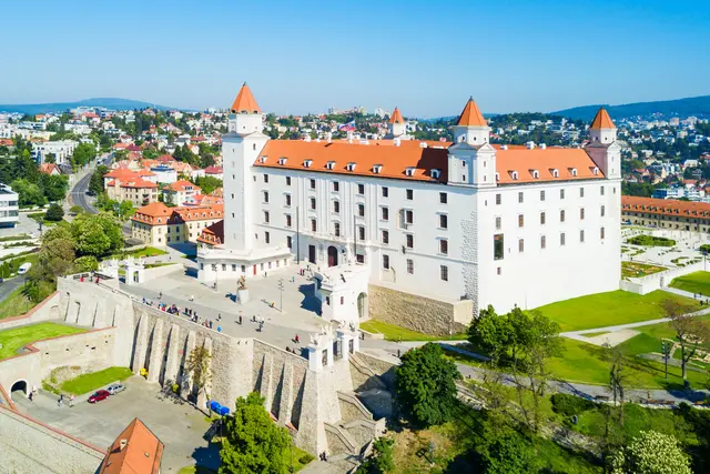 Die Wochenblatt-Leserreise führt 2027 auch nach Bratislava. Die Bratislavaer Burg ist das Wahrzeichen der slowakischen Hauptstadt. Sie liegt auf dem 85 Meter hohen Burgberg am linken Donauufer und stammt im Kern aus dem 9. Jahrhundert. | Foto: saiko3p/stock.adobe.com