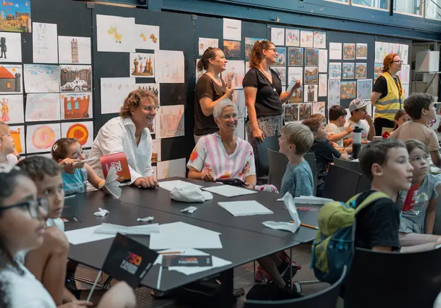 Aus Kinderzeichnungen entstanden mithilfe von Studierenden der Hochschule Kaiserslautern lebendige digitale Wimmelbilder, die die Fantasie über Kaiserslautern vor 750 Jahren eindrucksvoll sichtbar machen.  | Foto: HS KL/gratis
