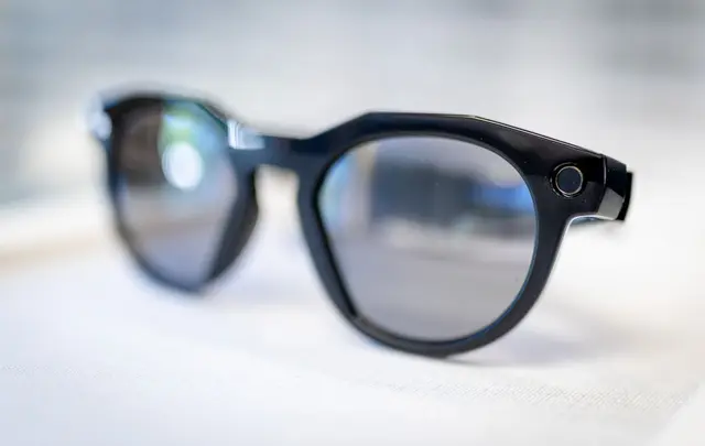 Über den Missbrauch von Smart Glasses gibt es bisher nicht viele Erkenntnisse. Doch die Schwimmbäder wappnen sich. (Symbolbild) | Foto: Christoph Schmidt/dpa