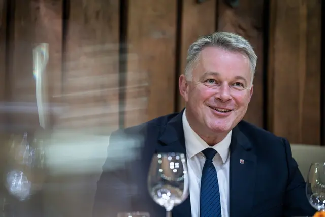 «Es gehört für mich dazu, dass ein Ministerpräsident im Anzug kommt», sagt Gordon Schnieder.  | Foto: Hannes P. Albert/dpa