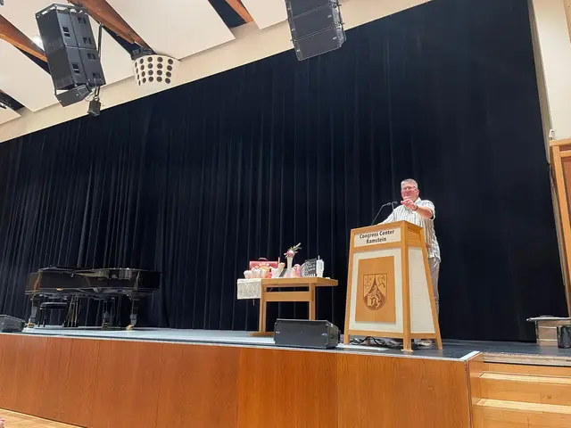 Vorsitzender des Prüfungsausschusses Achim Schmidt bei der Begrüßung | Foto: Florian Emrich