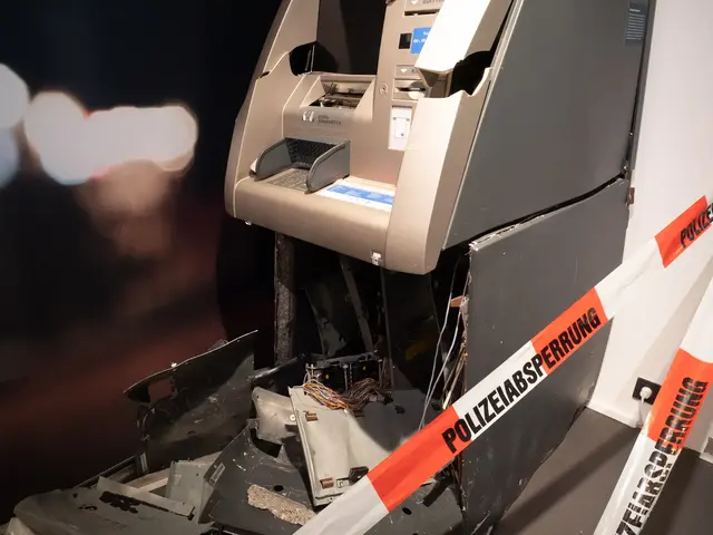 Nach einer versuchten Geldautomatensprengung in Losheim-Wahlen sucht die Polizei Zeugen. Die Täter brachen die Tat in der Nacht ab und flüchteten laut Ermittlern mit einem dunklen Fahrzeug. | Foto: Kim Rileit