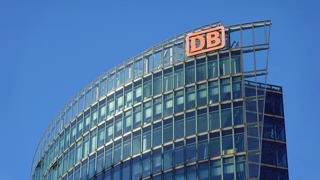 Der DB-Tower in Berlin am Potsdamer Platz. Hier wurde Michael Obrowski zum neuen Finanzvorstand der Deutschen Bahn berufen. | Foto: Deutsche Bahn AG / Volker Emersleben