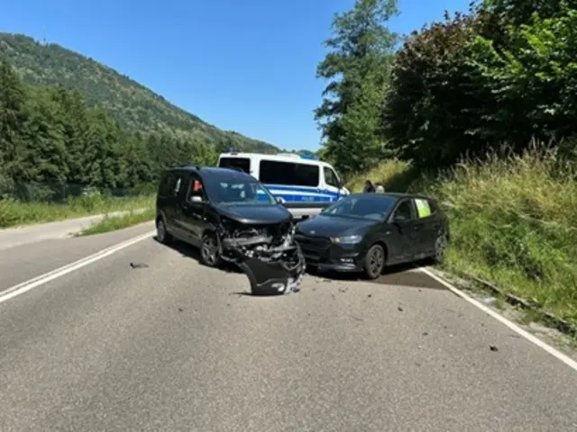 Auf der B48 zwischen Annweiler und Wernersberg sind zwei Autos bei einem Wendemanöver zusammengestoßen. Ein Mann wurde leicht verletzt, an beiden Fahrzeugen entstand Totalschaden. | Foto: Polizeidirektion Landau