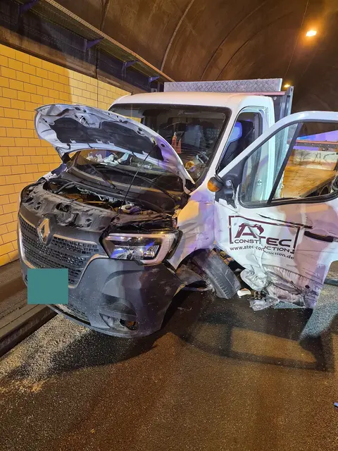 Im Staufertunnel auf der B10 bei Annweiler kam es am Donnerstag zu einem Frontalunfall, nachdem ein 53-Jähriger laut Polizei kurzzeitig das Bewusstsein verlor. Beide Fahrer blieben unverletzt, der Tunnel wurde bis 16 Uhr gesperrt. | Foto: Polizeidirektion Landau