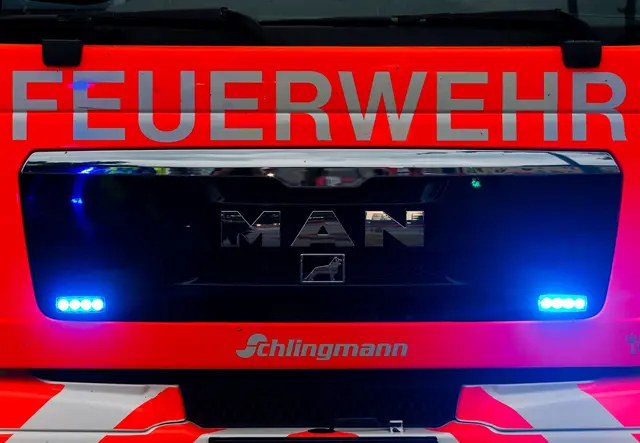 Die Feuerwehr sicherte Gefäße aus denen mutmaßlich das Gas austrat. (Symbolbild) | Foto: Mohssen Assanimoghaddam/dpa